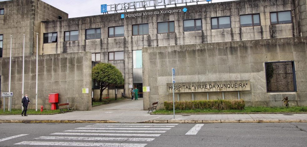 Un joven da un puñetazo y lanza insultos racistas a un médico de Urgencias del área de A Coruña