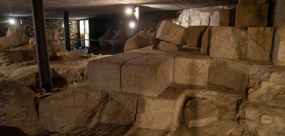 Las imágenes de la zona arqueológica en la base de la Torre