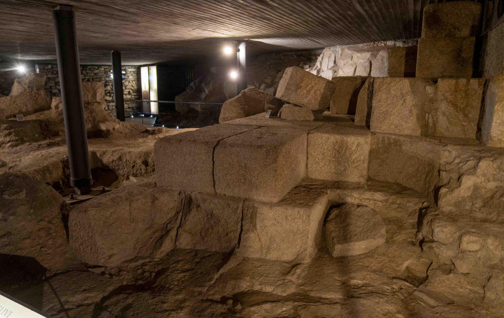 Las imágenes de la zona arqueológica en la base de la Torre