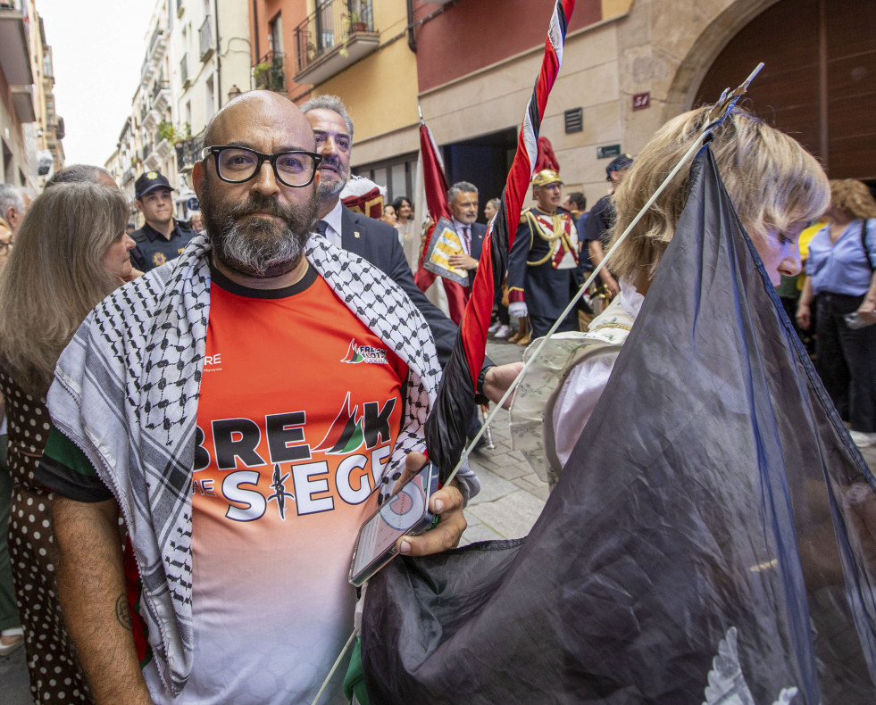 LOGROÑO 11/06/2025.- El activista Sergio Toribio ha participado en la procesión en honor de San Bernabé, portando banderas de Palestina, en apoyo a Gaza. EFE/Raquel Manzanares