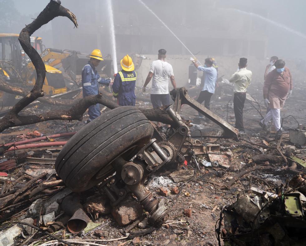 Ahmedabad (India), 12/06/2025.- Debris at the site of a plane crash near Sardar Vallabhbhai Patel International Airport in Ahmedabad, Gujarat, western India, 12 June 2025. Air India flight AI171, boun