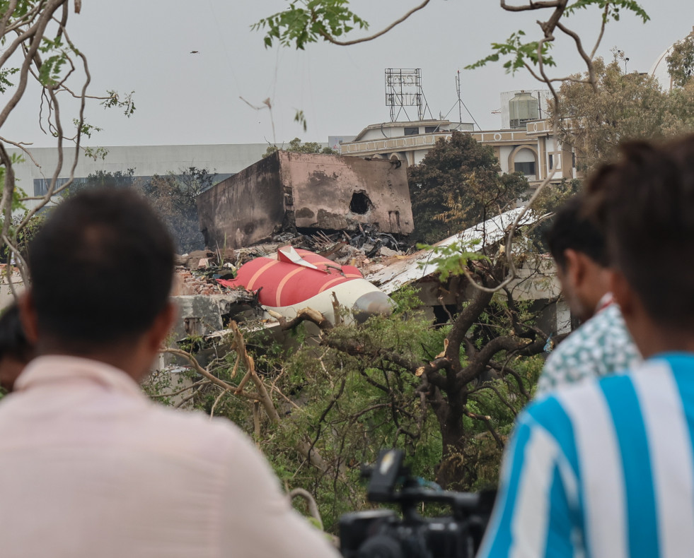 AHMEDABAD (India), 13/06/2025.- People look at the debris of an airplane crash near Sardar Vallabhbhai Patel International Airport in Ahmedabad, Gujarat, western India, 13 June 2025. Air India flight 