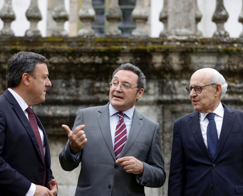 BERGONDO (A CORUÑA), 13/06/25.- El fiscal general del Estado, Álvaro García Ortiz, acompañado por el fiscal jefe en Galicia, Fernando Suanzes (d) y el presidente de la Diputación de A Coruña, Va