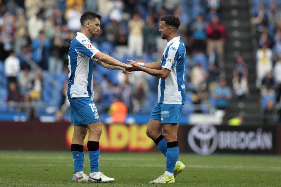 Jaime y Pablo Martínez intercambian el brazalete de capitán en el último partido de la temporada entre Deportivo y Elche  quintana