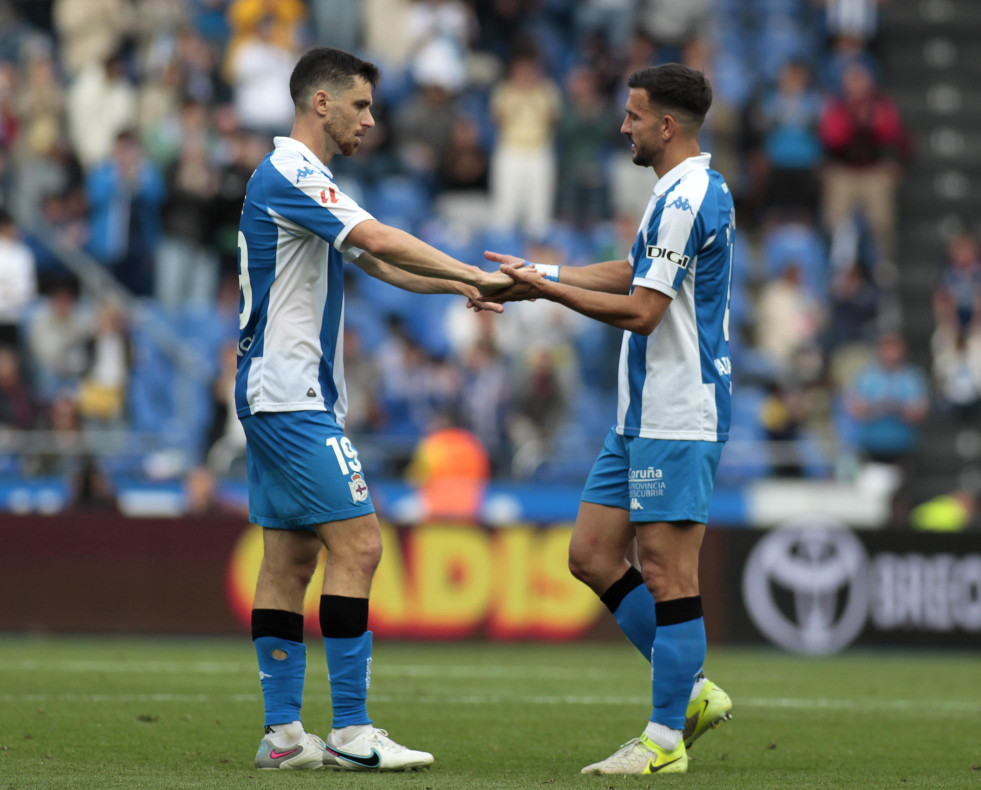 Jaime y Pablo Martínez intercambian el brazalete de capitán en el último partido de la temporada entre Deportivo y Elche  quintana