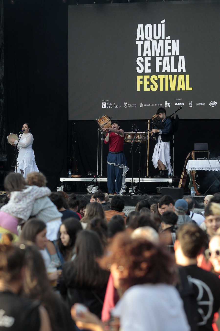 ‘Aquí tamén se fala’ conquista a praza da Tolerancia coa ledicia de celebrar a nosa lingua