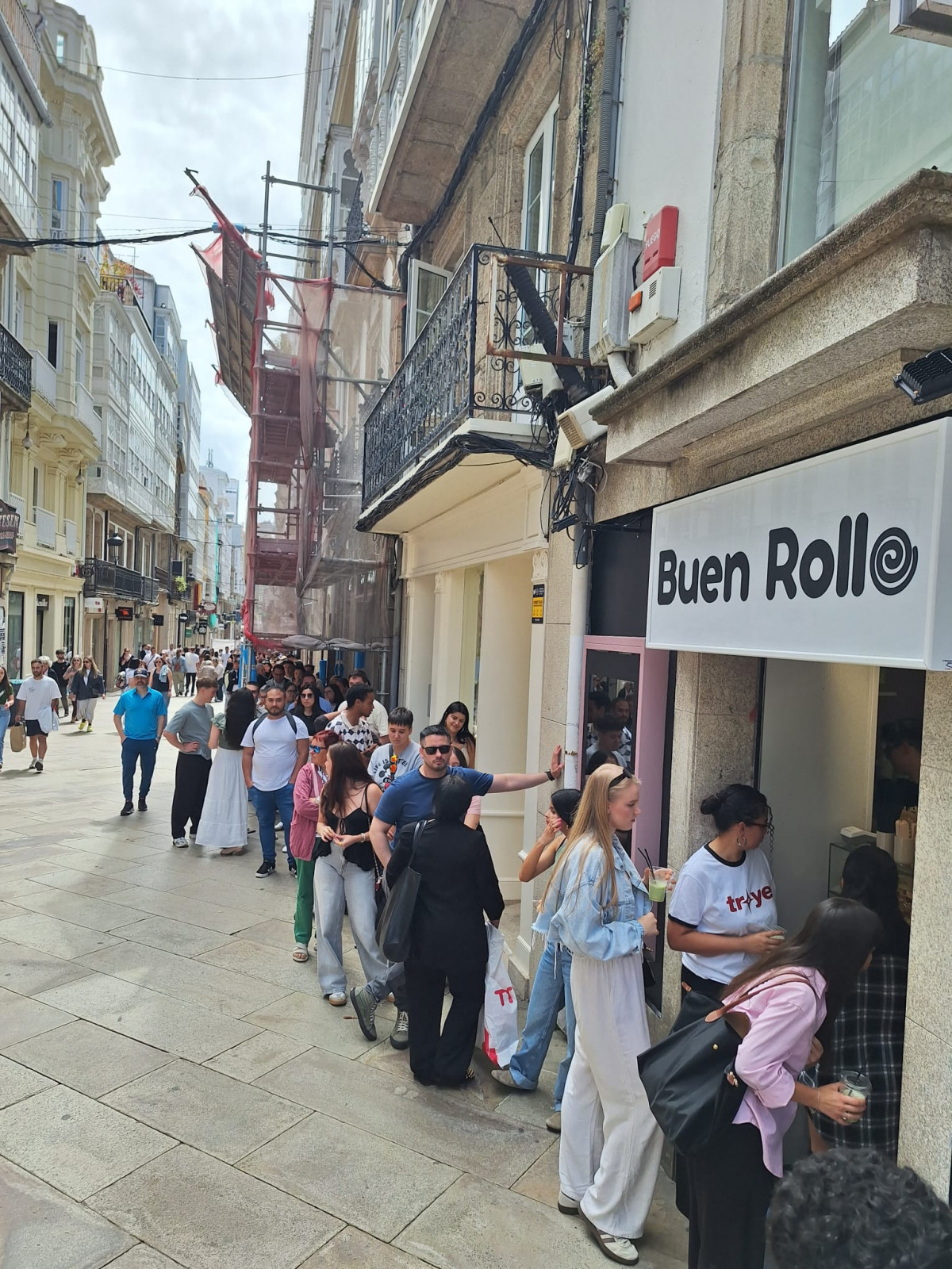 Colas en la calle Real por la apertura de Buen Rollo