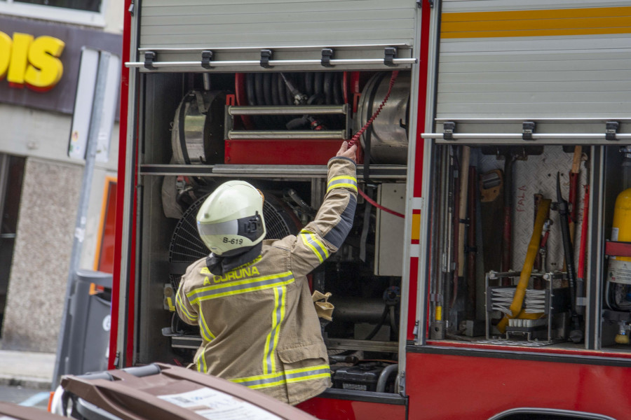 Un gatito corta el tráfico en Alfonso Molina en A Coruña