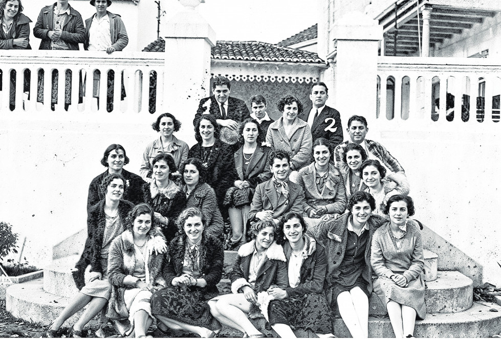 Alfonso Piñón (2) co pintos Felipe Bello Piñeiro (1) e alumnas das actividades da Sociedade de Amigos da Paisaxe Galega  vida ga