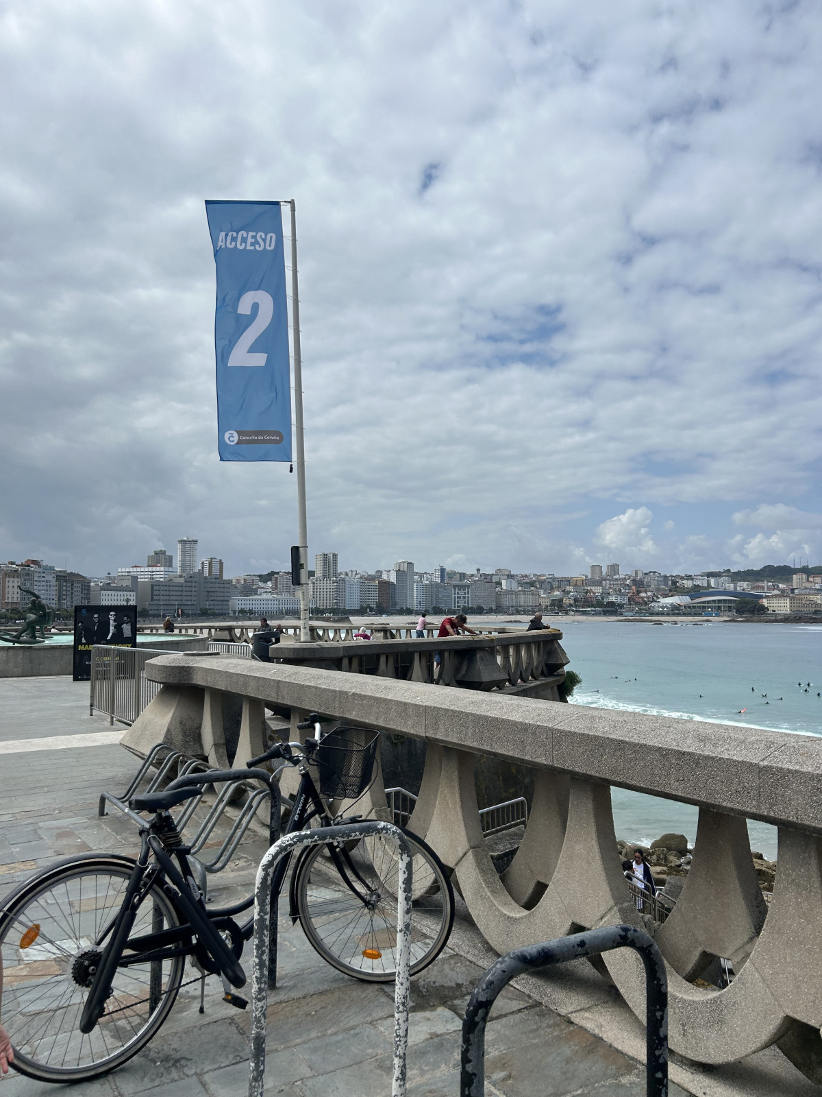 Banderolas de los postos en las playas de Riazor, Orzu00e1n y Matadero (1)