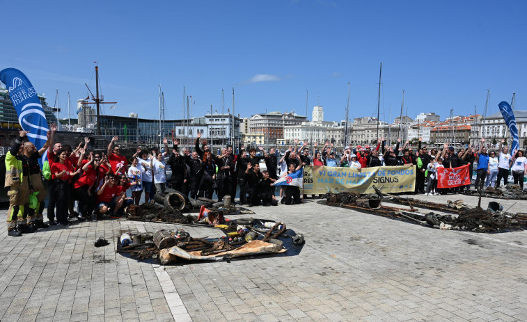 Retiran casi dos toneladas de basura del fondo de la dársena deportiva de A Coruña