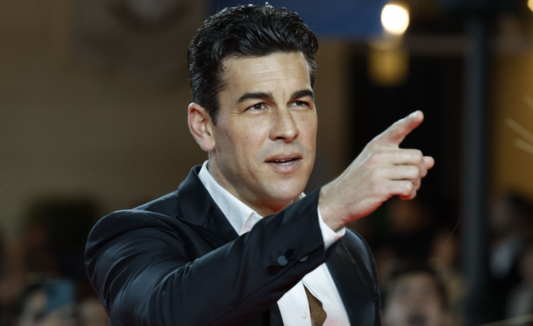 El coruñés Mario Casas y Melyssa Pinto ya no se esconden: de paseo y con incidente en la boda de Susana Bicho