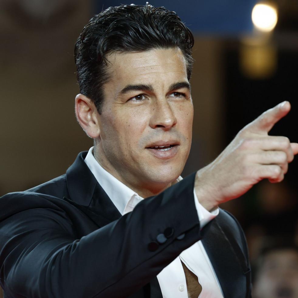El coruñés Mario Casas y Melyssa Pinto ya no se esconden: de paseo y con incidente en la boda de Susana Bicho