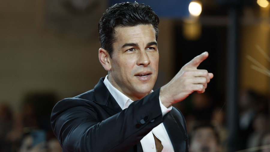 El coruñés Mario Casas y Melyssa Pinto ya no se esconden: de paseo y con incidente en la boda de Susana Bicho