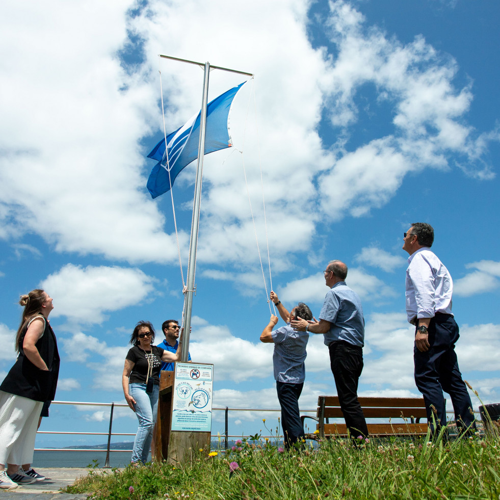 La bandera azul ya ondea en tres playas de Miño: Grande, Perbes y A Ribeira