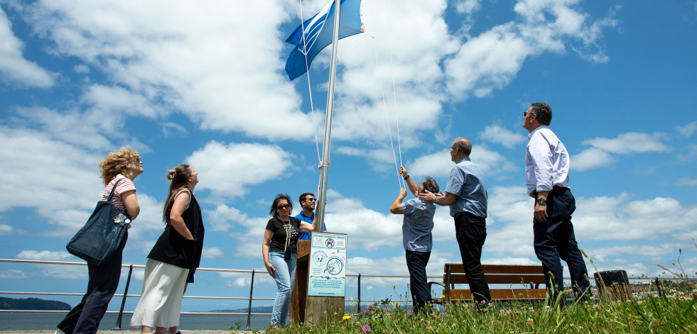 La bandera azul ya ondea en tres playas de Miño: Grande, Perbes y A Ribeira