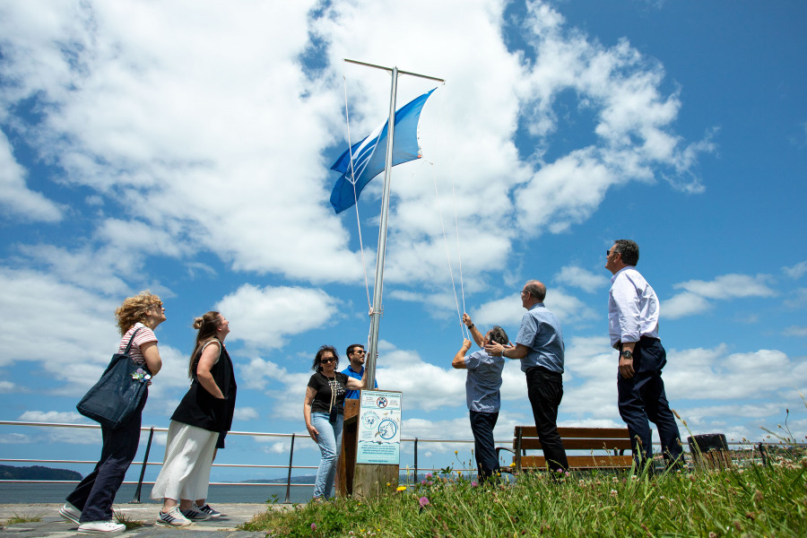 La bandera azul ya ondea en tres playas de Miño: Grande, Perbes y A Ribeira
