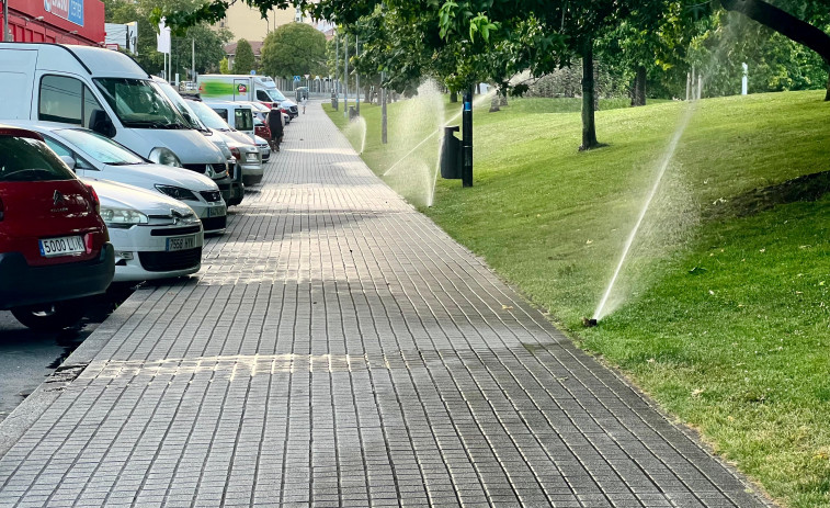 Los aspersores, nuevos 'enemigos' de los vecinos del parque de Vioño