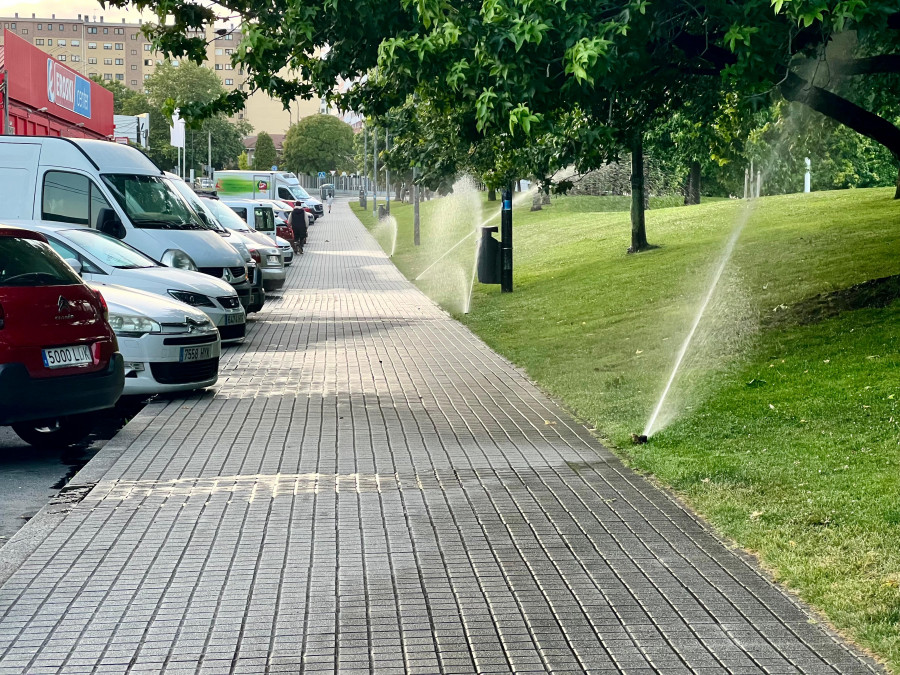 Los aspersores, nuevos 'enemigos' de los vecinos del parque de Vioño