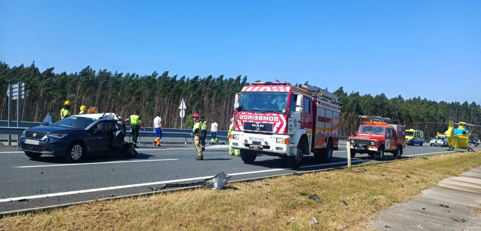 Un muerto y cinco heridos en una colisión frontal en O Pino