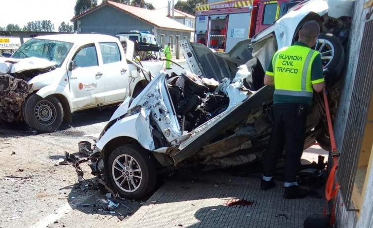Un fallecido y dos heridos en una colisión entre dos coches en Oza-Cesuras