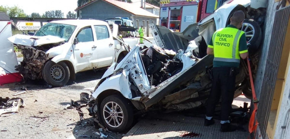 Un fallecido y dos heridos en una colisión entre dos coches en Oza-Cesuras