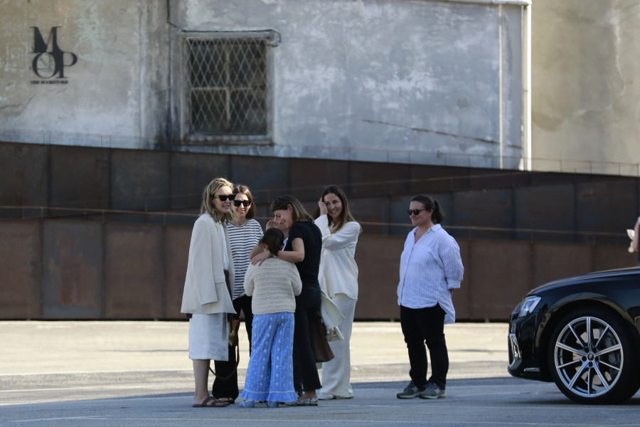 Marta Ortega arropa a María Dueñas en la presentación de su libro en A Coruña