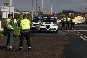Agentes de la Agrupación de Tráfico de la Guardia Civil, en un control  quintana