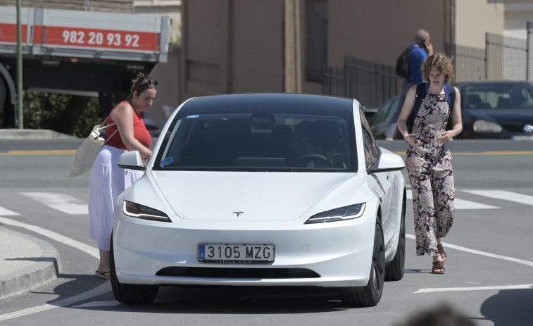 Uber ya opera en el casco urbano de A Coruña con una flota de más de veinte Teslas