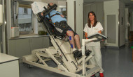El robot del Chuac que permite a los lesionados medulares ‘ponerse de pie’