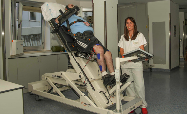El robot del Chuac que permite a los lesionados medulares ‘ponerse de pie’