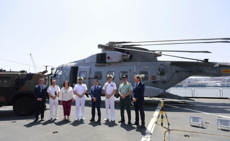 Visita institucional coruñesa al buque de asalto anfibio 'San Giorgio'