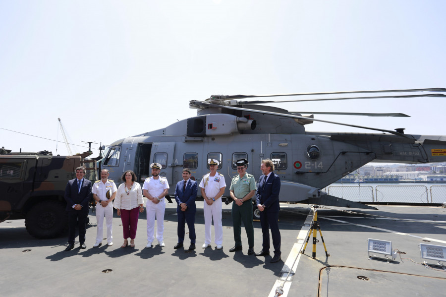 Visita institucional coruñesa al buque de asalto anfibio 'San Giorgio'