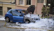 Los Bomberos extinguen un incendio en un coche en A Coruña
