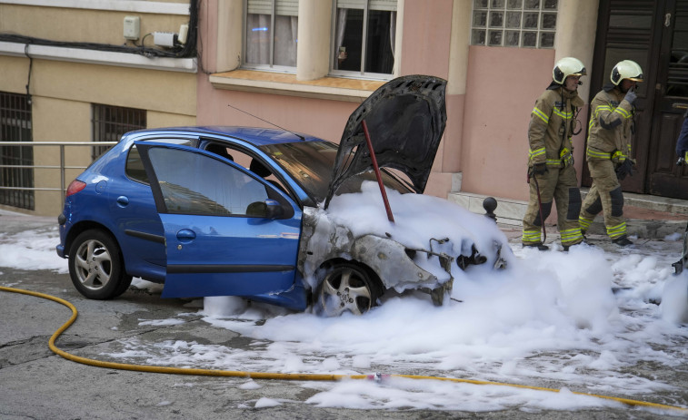 Los Bomberos extinguen un incendio en un coche en A Coruña