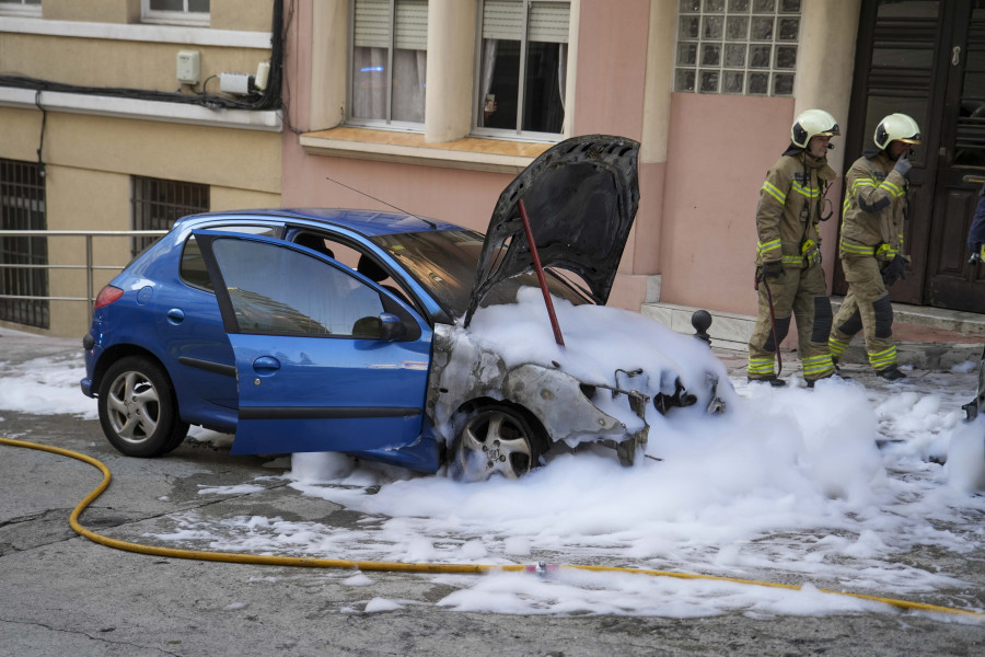 Los Bomberos extinguen un incendio en un coche en A Coruña