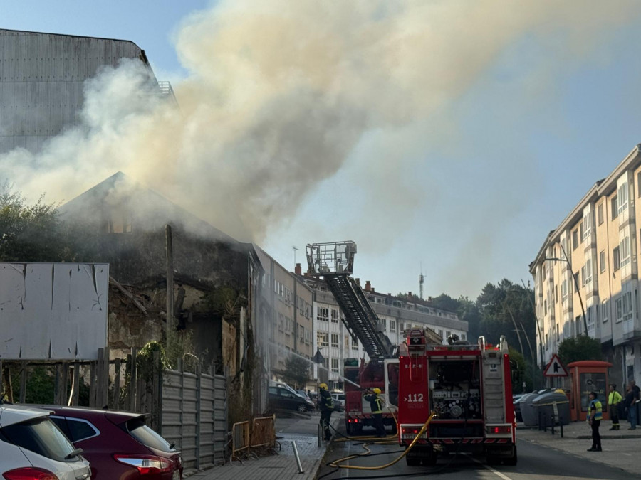 Un incendio destruye un edificio en estado de abandono en Betanzos