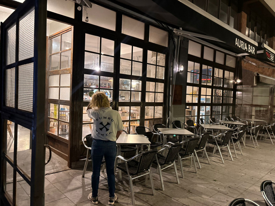 Saquean un bar del centro de A Coruña a plena luz del día y con los clientes en las mesas