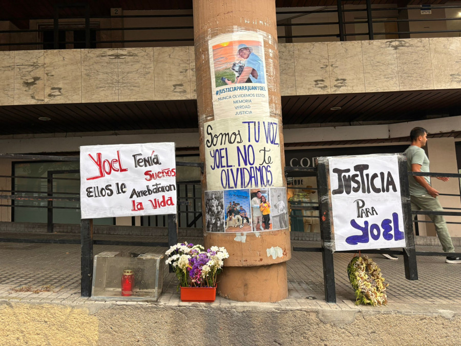 Nuevos carteles y un mensaje renovado de justicia en el altar de Yoel en Juan Flórez