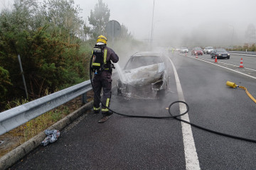 Incendio vehículo AC 14 Culleredo 1