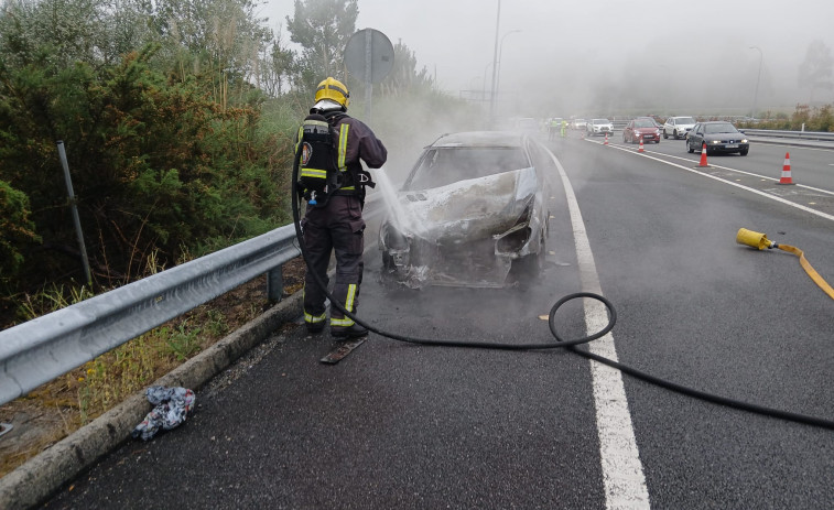 Arde un coche esta mañana en la Tercera Ronda a la altura de Culleredo