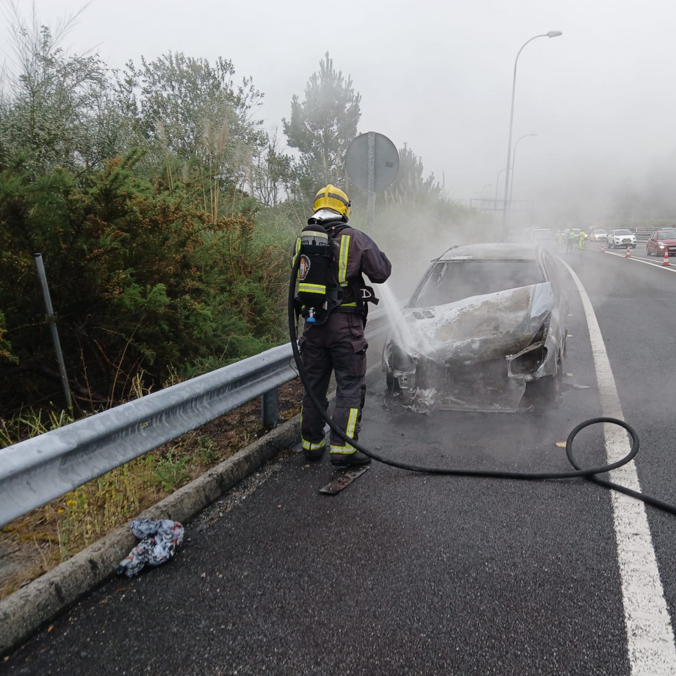 Arde un coche esta mañana en la Tercera Ronda a la altura de Culleredo