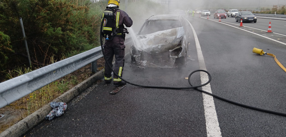 Arde un coche esta mañana en la Tercera Ronda a la altura de Culleredo