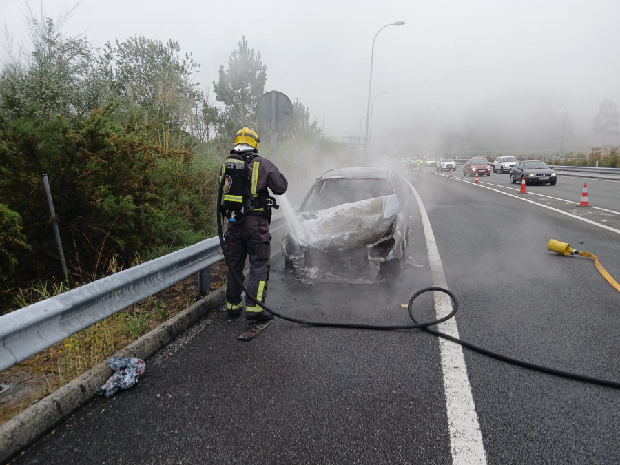 Arde un coche esta mañana en la Tercera Ronda a la altura de Culleredo