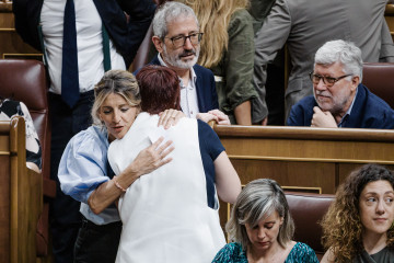 Yolanda Diaz abraza a Agueda Mico