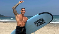El influencer Jorge Darek disfruta de A Coruña entre olas y pulpo