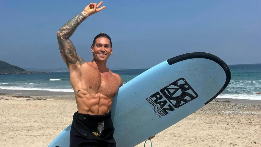 El influencer Jorge Darek disfruta de A Coruña entre olas y pulpo