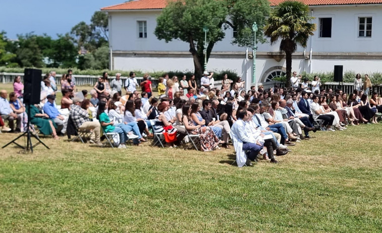 Cien sanitarios terminan su formación como internos residentes en el área de A Coruña