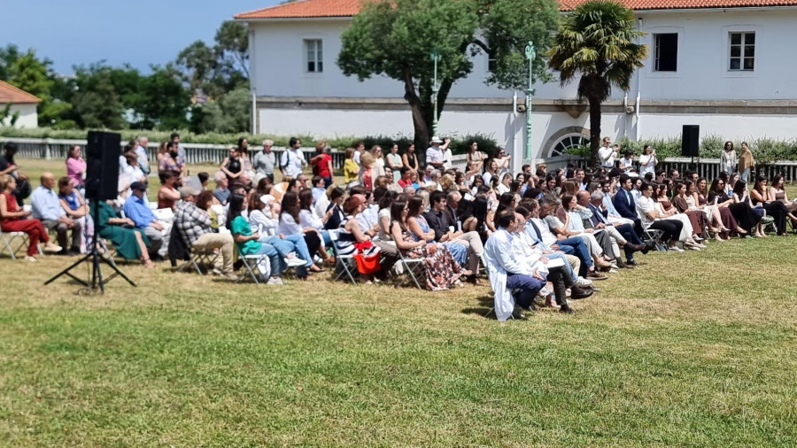 Cien sanitarios terminan su formación como internos residentes en el área de A Coruña