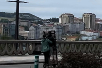 Dos personas cargando un sumier en un patinete